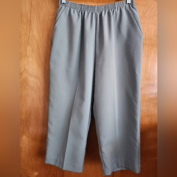 Capri Pull on Style Sage color Vintage - Picture 2 of 10